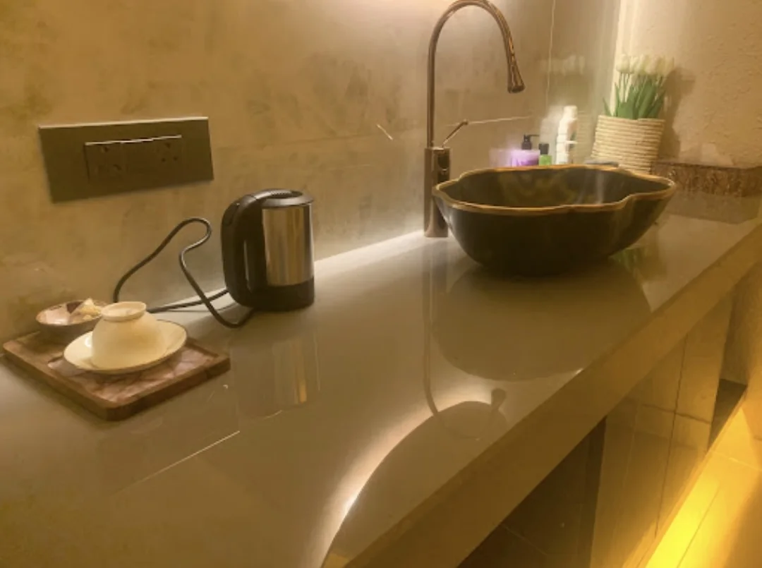 Basin, welcome drink and premium amenities inside Spa Paris Luxury